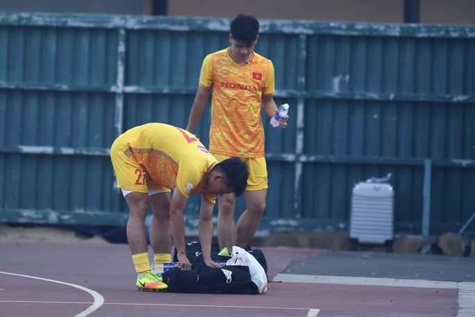 Trả lời truyền thông trước buổi tập, thủ môn Quan Văn chuẩn nói: 'Tôi muốn đặt mục tiêu qua từng trận một và giành chiến thắng là niềm vui. Bản thân tôi cũng cố gắng giữ sạch lưới từ đầu đến cuối'.