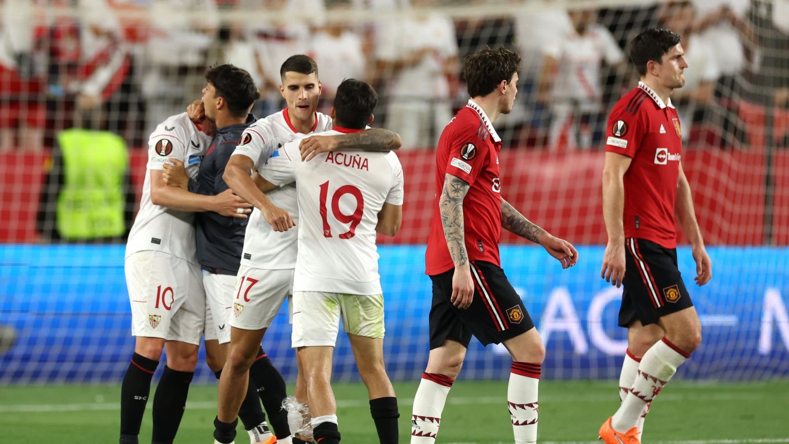 Maguire ra dấu bảo Dea Gea 'im mồm' trong ngày Man United tan mộng ăn 3 2 Maguire ra dấu bảo Dea Gea 'im mồm' trong ngày Man United tan mộng ăn 3 2