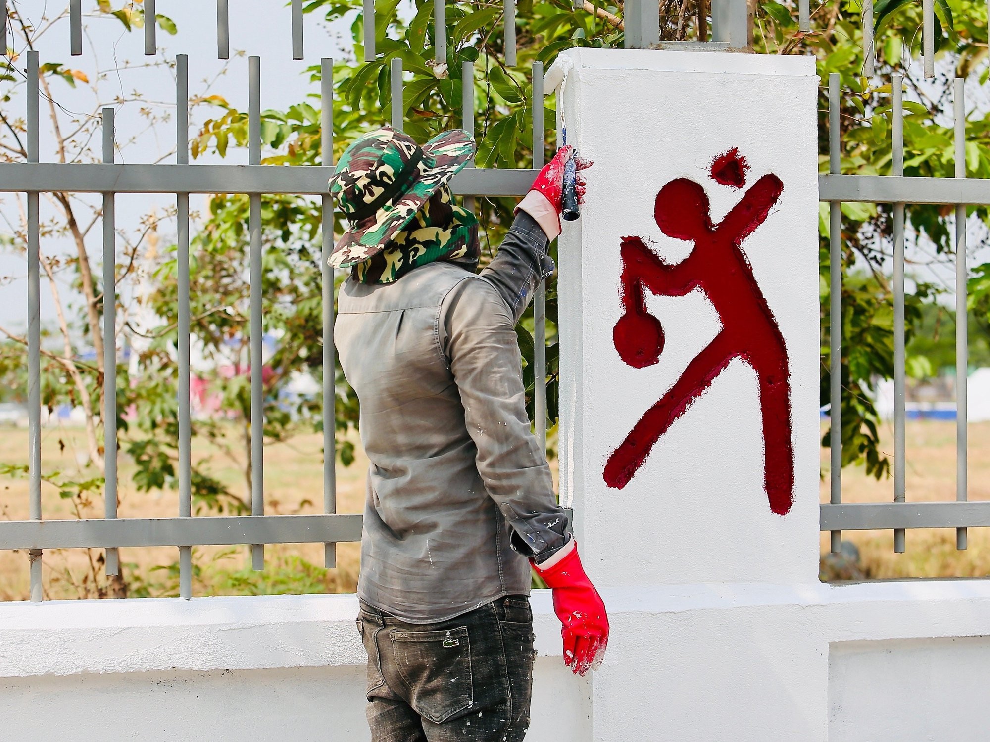 Các công nhân cũng đang hoàn thiện những nét vẽ cuối cùng ở khu vực tường rào khu liên hợp.