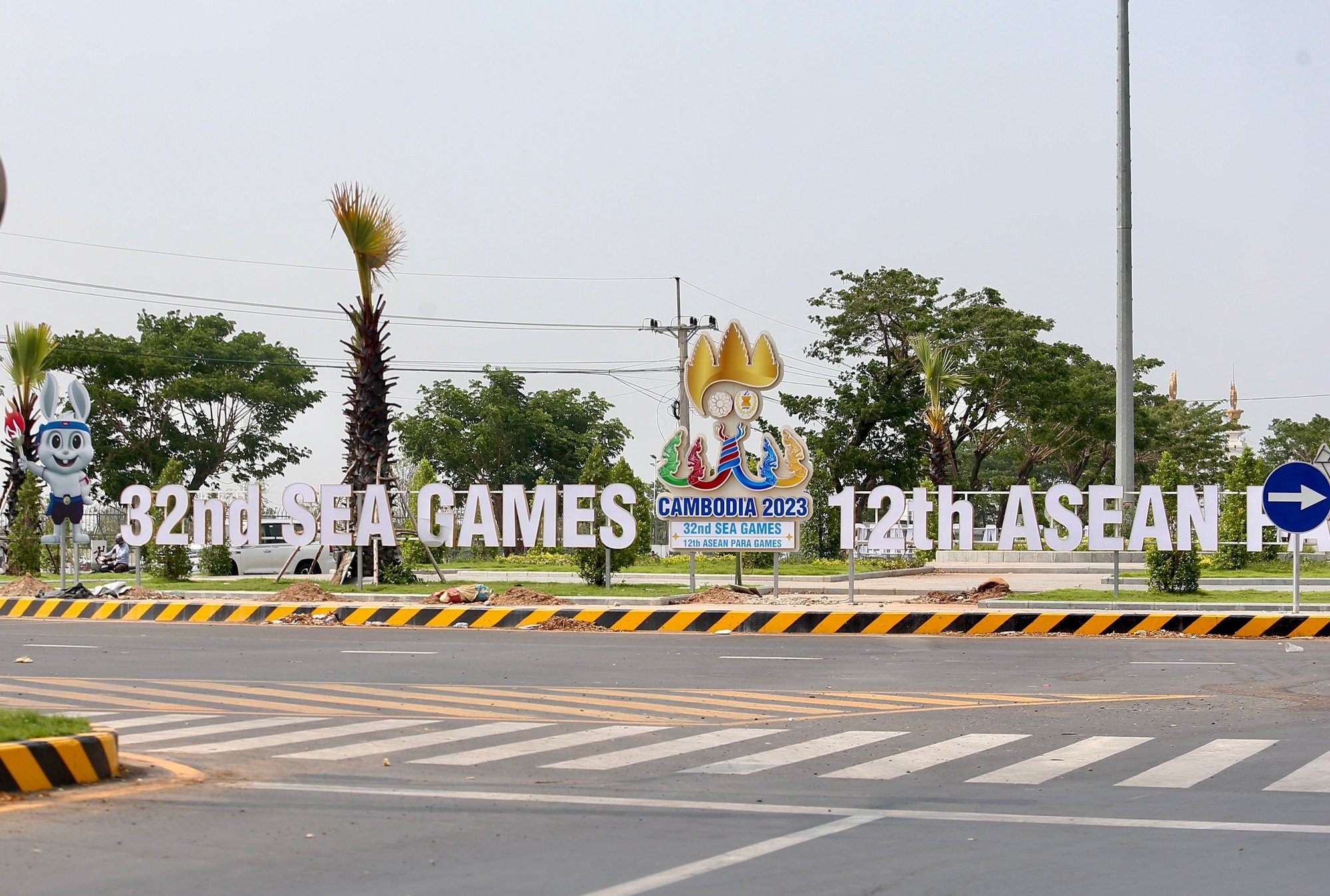 Hiện tại, đi về hướng sân Morodok Techo, các biểu ngữ và băng rôn đang được nước chủ nhà treo với tần suất dày đặc.