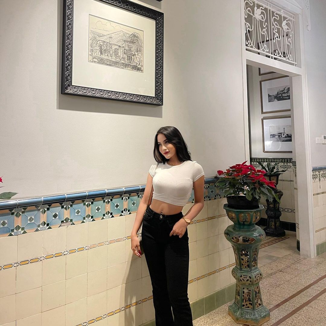 Trong bài đăng mới nhất, Shafira Ika Putri hiện đang đi nghỉ ở bãi biển, nhan sắc của cô vô cùng rạng ngời.