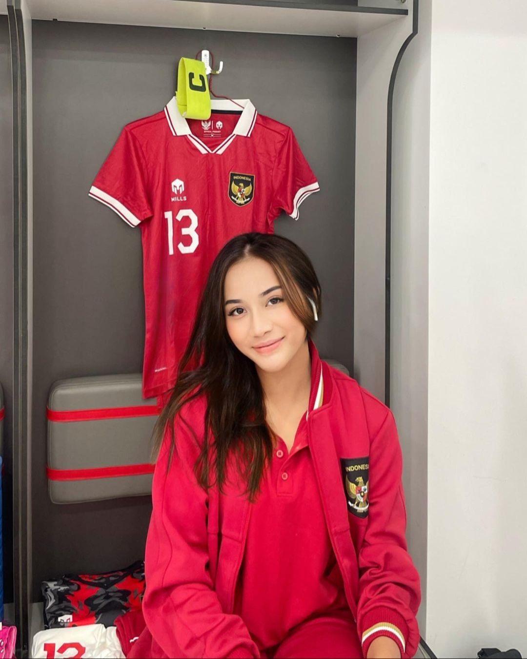 Cô gái 20 tuổi không chỉ có nhan sắc tuyệt hảo mà còn nổi tiếng với tài năng trên sân cỏ. Tuy tuổi đời còn khá trẻ nhưng cô đã giữ tấm băng đội trưởng của ĐT Indonesia và có 28 lần khoác áo.
