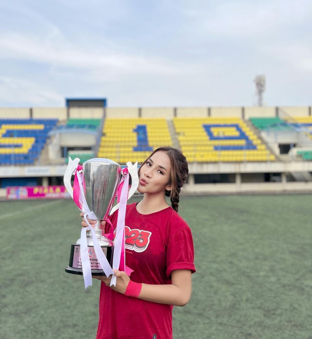 Shafira Ika Putri hoạt động rất tích cực trên mạng xã hội, ngoài các khoảnh khắc tập luyện chăm chỉ cô cũng thường xuyên đăng tải đời sống cá nhân.