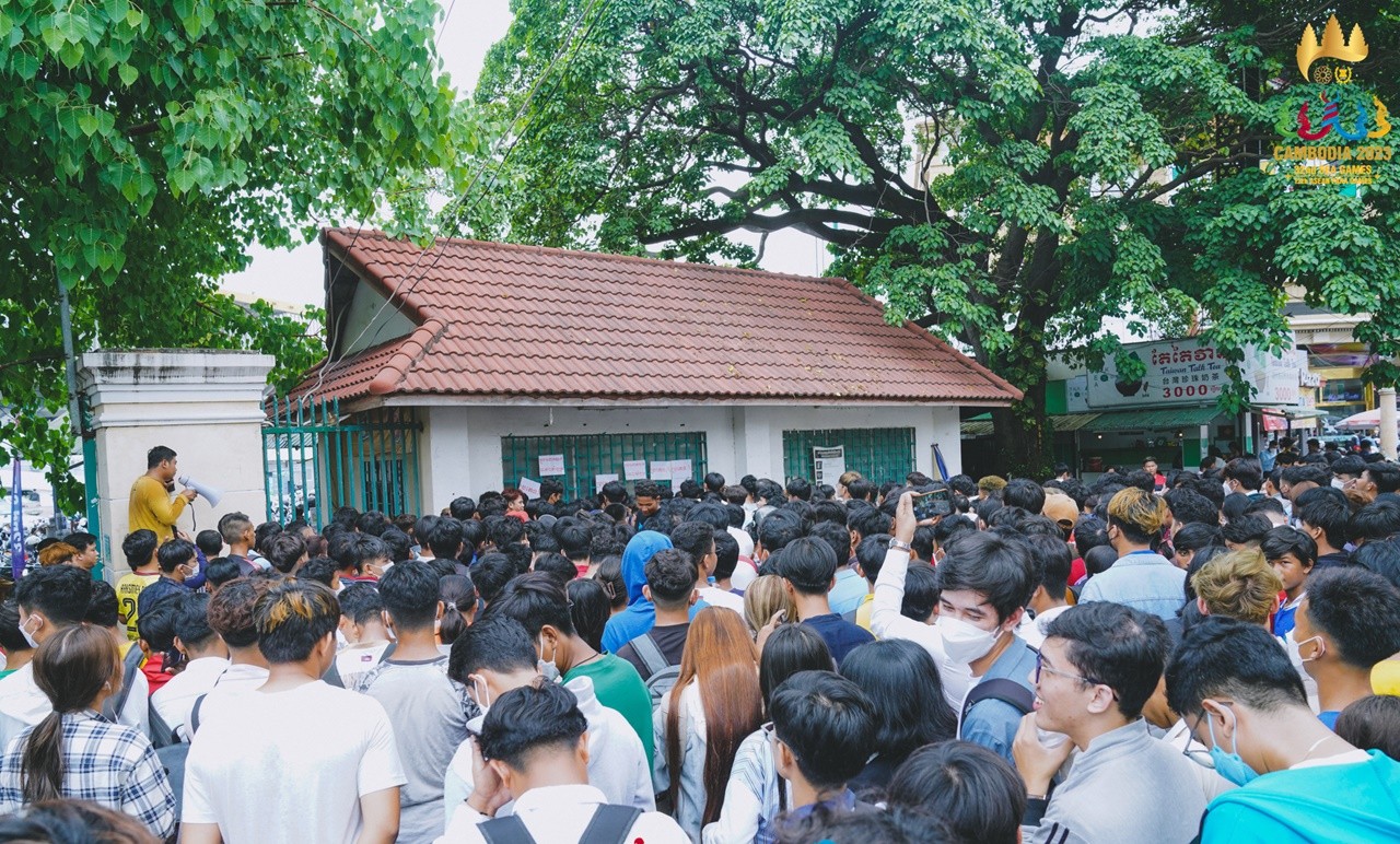 Người dân Campuchia xếp hàng nhận vé xem SEA Games 32. Ảnh: Cambodia23