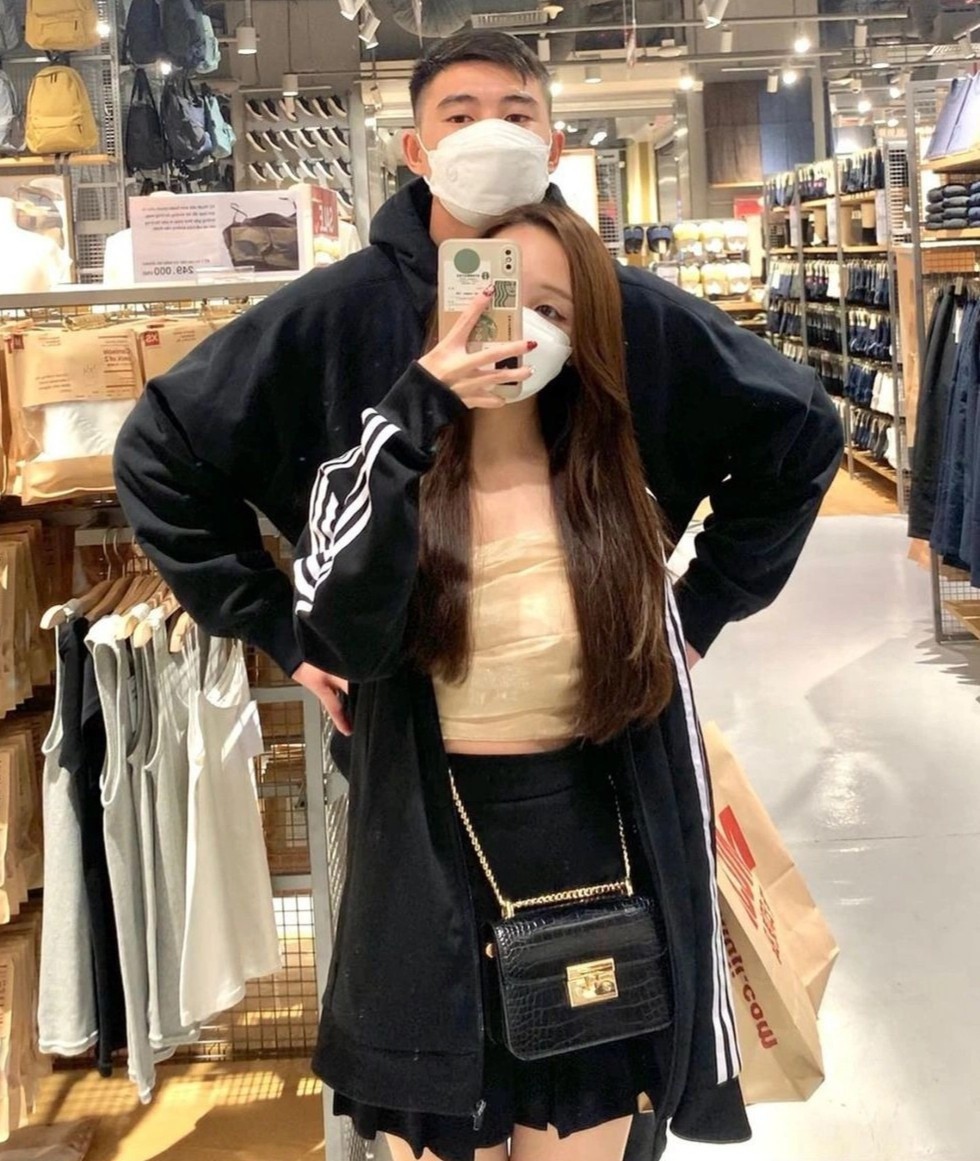 Hà Dương sinh năm 1997, hơn bạn trai 3 tuổi, hiện đang sinh sống và làm việc tại Hà Nội. Cô được nhận xét có ngoại hình xinh xắn, ưa nhìn cũng như được ngưỡng mộ bởi học thức rất giỏi. Hà Dương tốt nghiệp Học viện ngân hàng và đã hoàn thành bậc Thạc Sĩ.