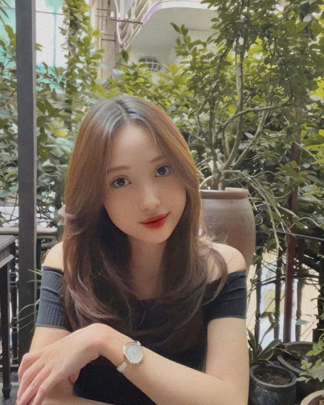 Cặp đôi khá kín tiếng trên mạng xã hội. Thỉnh thoảng, Quan Văn Chuẩn mới đăng tải những hình ảnh hạnh phúc của cả hai lên mạng xã hội.