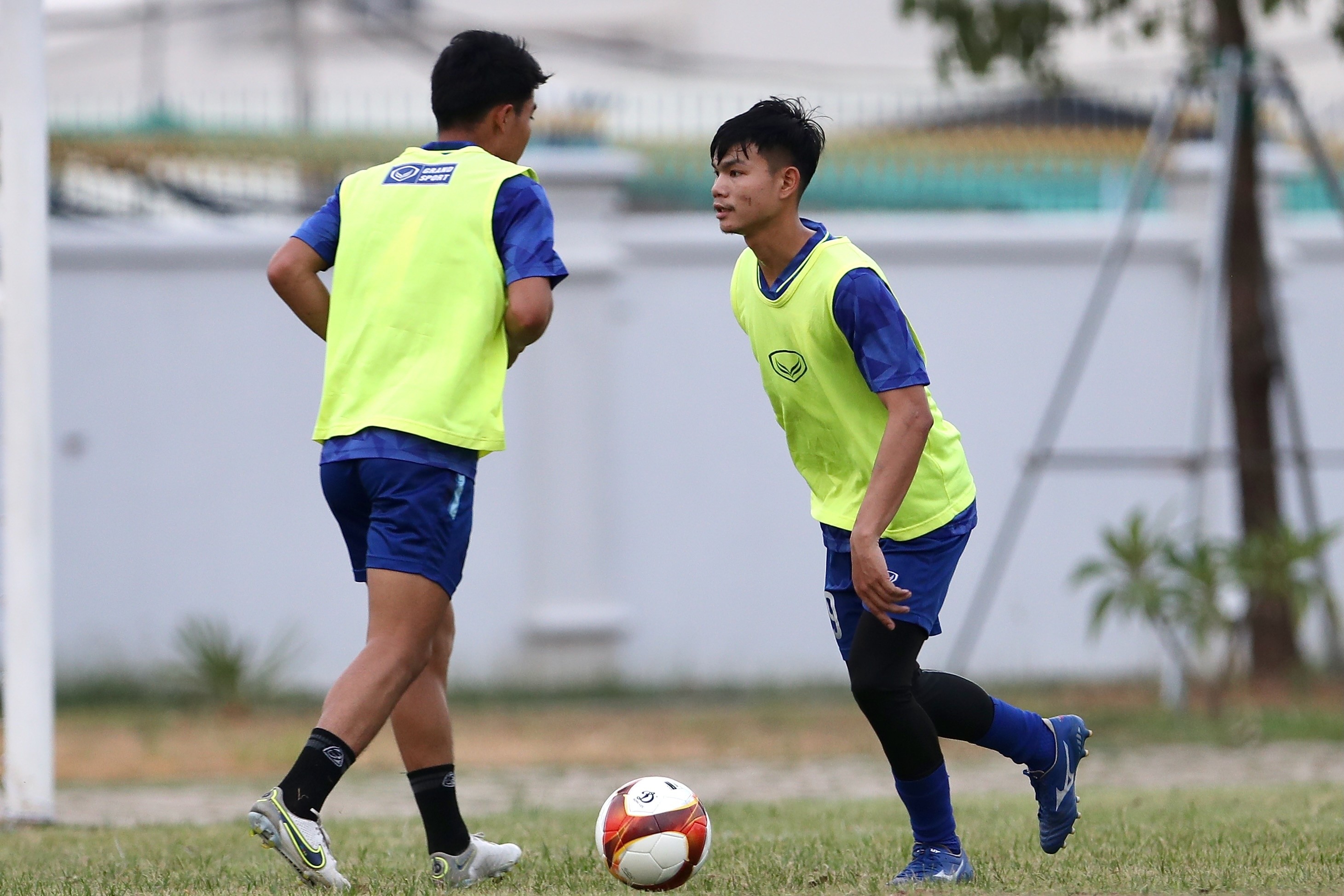 Ở SEA Games 31, Nalongsit đá chính 4 trận, bao gồm trận thua 0-6 U23 Việt Nam.