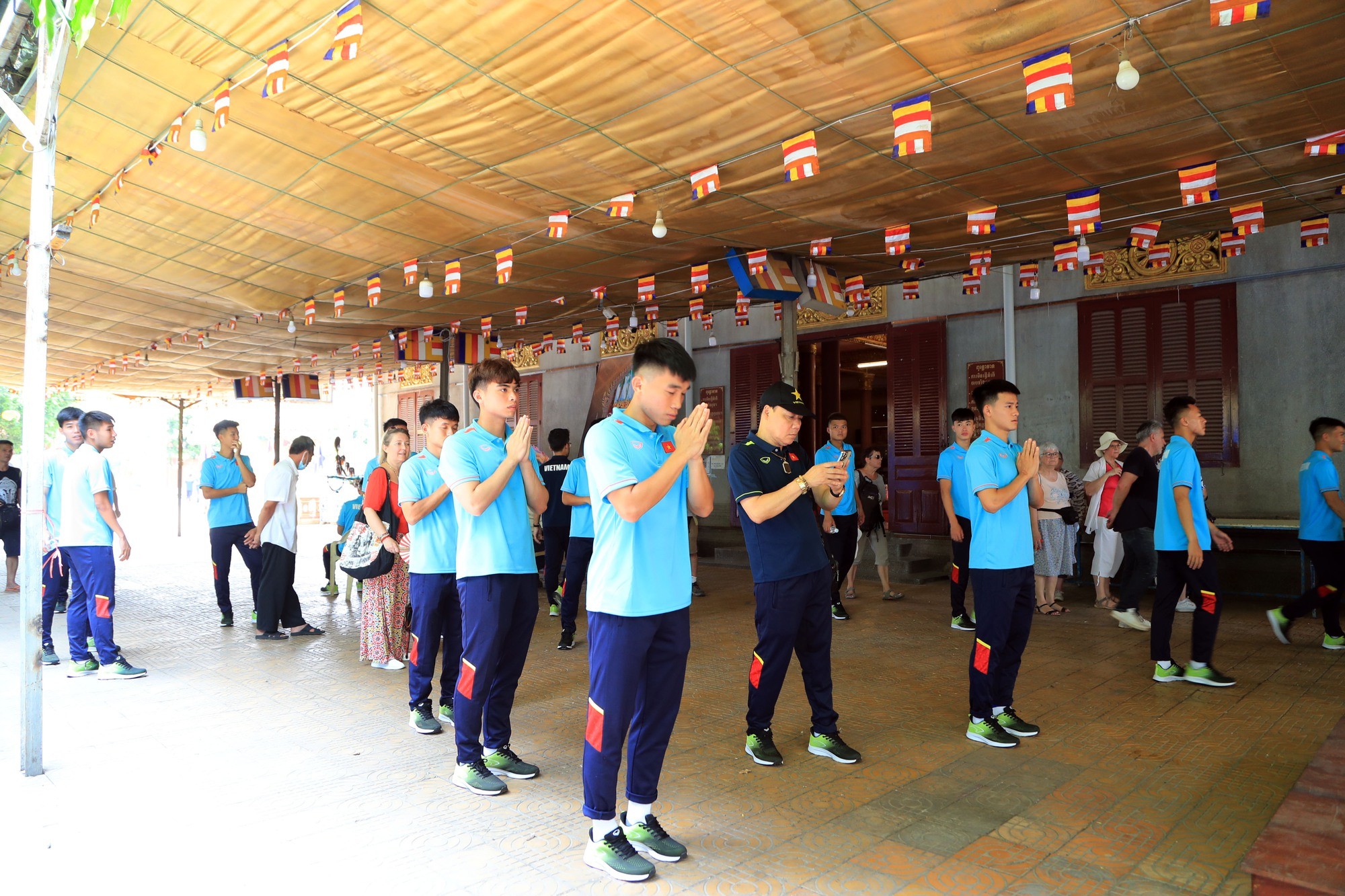 Các cầu thủ U22 Việt Nam thành tâm kính phật, mong cầu những điều tốt đẹp nhất sẽ đến.