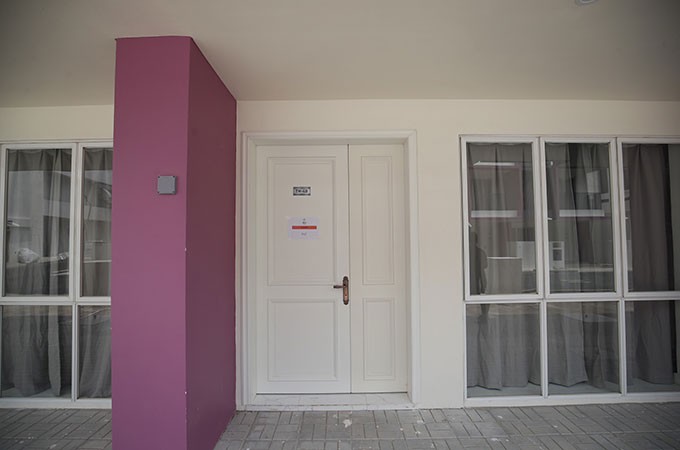 Làng VĐV nhìn bên ngoài không khác gì những biệt thự liền kề cao cấp, nơi đây chỉ cách sân Morodok vài trăm mét. Được biết các phòng dành cho VĐV Việt Nam đang được lắp đặt các thiết bị và sẵn sàng bàn giao khi đến thời điểm.