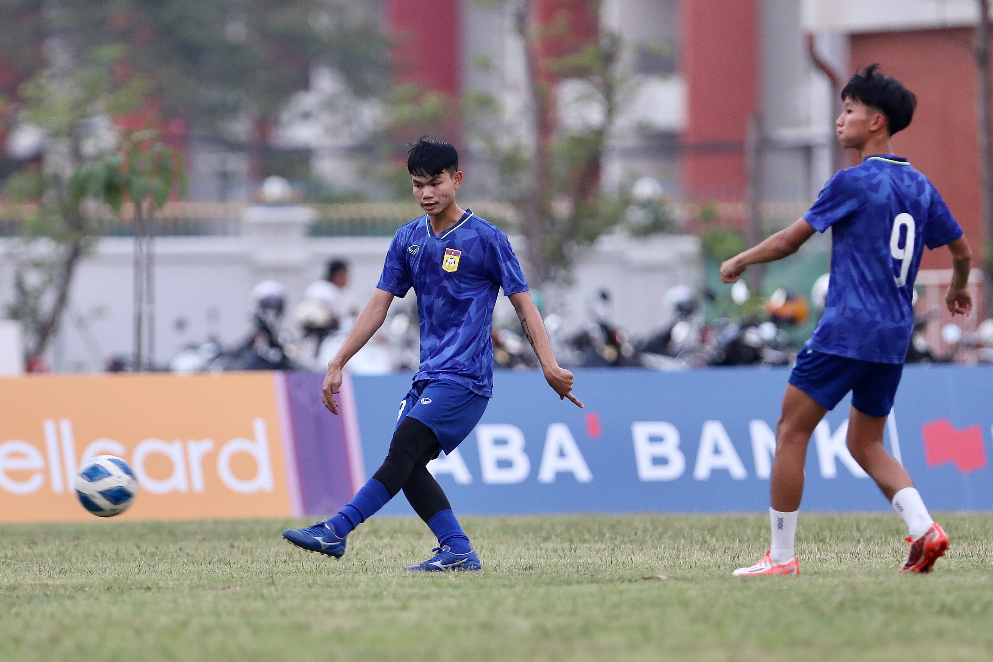 Nalongsit (bên trái) sinh năm 2001, lên đội tuyển Lào từ năm 2021 và dự AFF Cup 2020. Anh thi đấu ở vị trí hậu vệ cánh trái và từng đối đầu Việt Nam trong trận đấu ở vòng bảng.