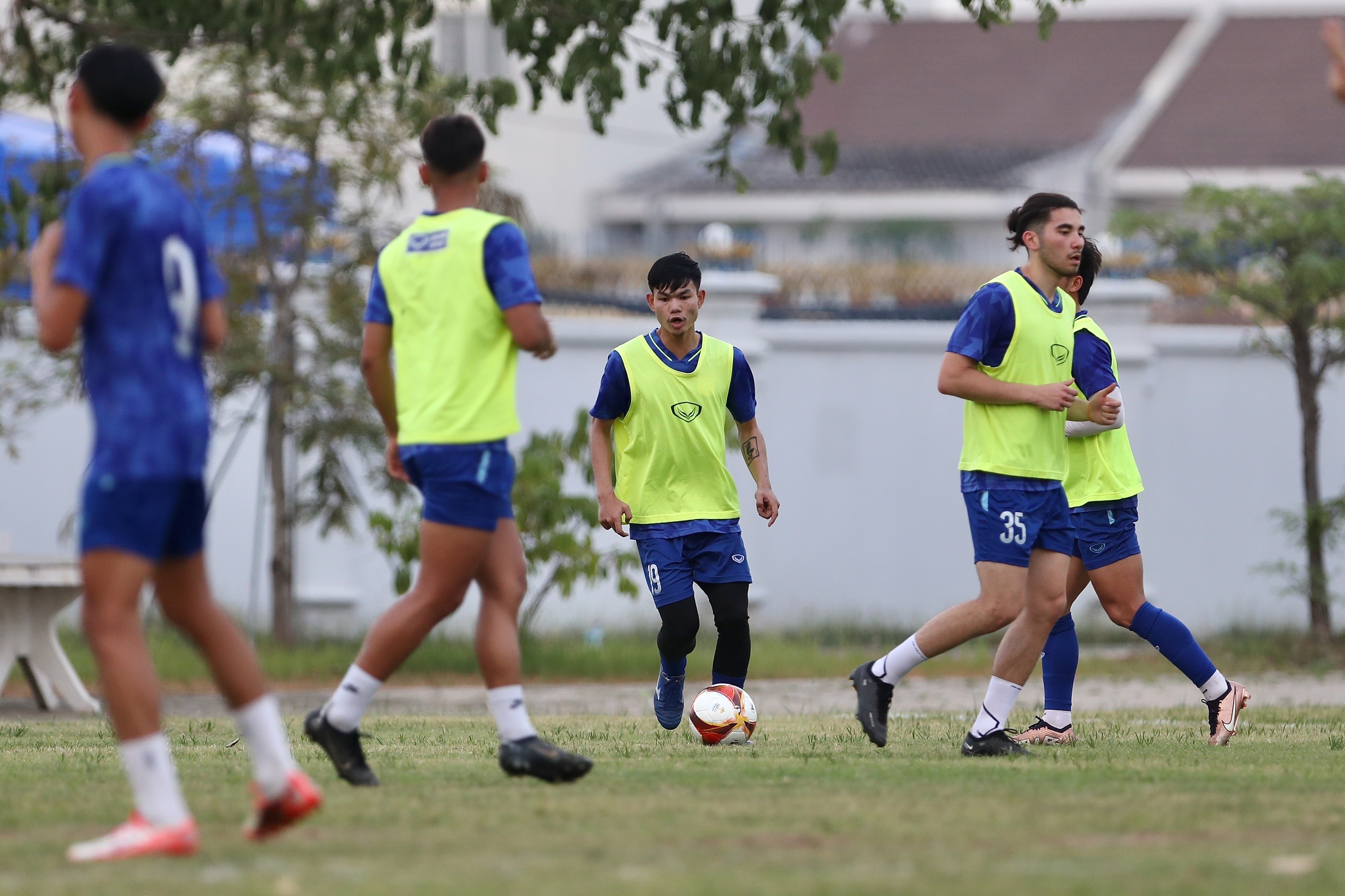 Chiều 27/4, U22 Lào có buổi tập đầu tiên tại Học viện ACLEDA (Phnom Penh). Đáng chú ý, ở đó có sự xuất hiện của 2 cầu thủ gốc Việt gồm Nalongsit Chanthalangsy và DamothThongkhamsavath.