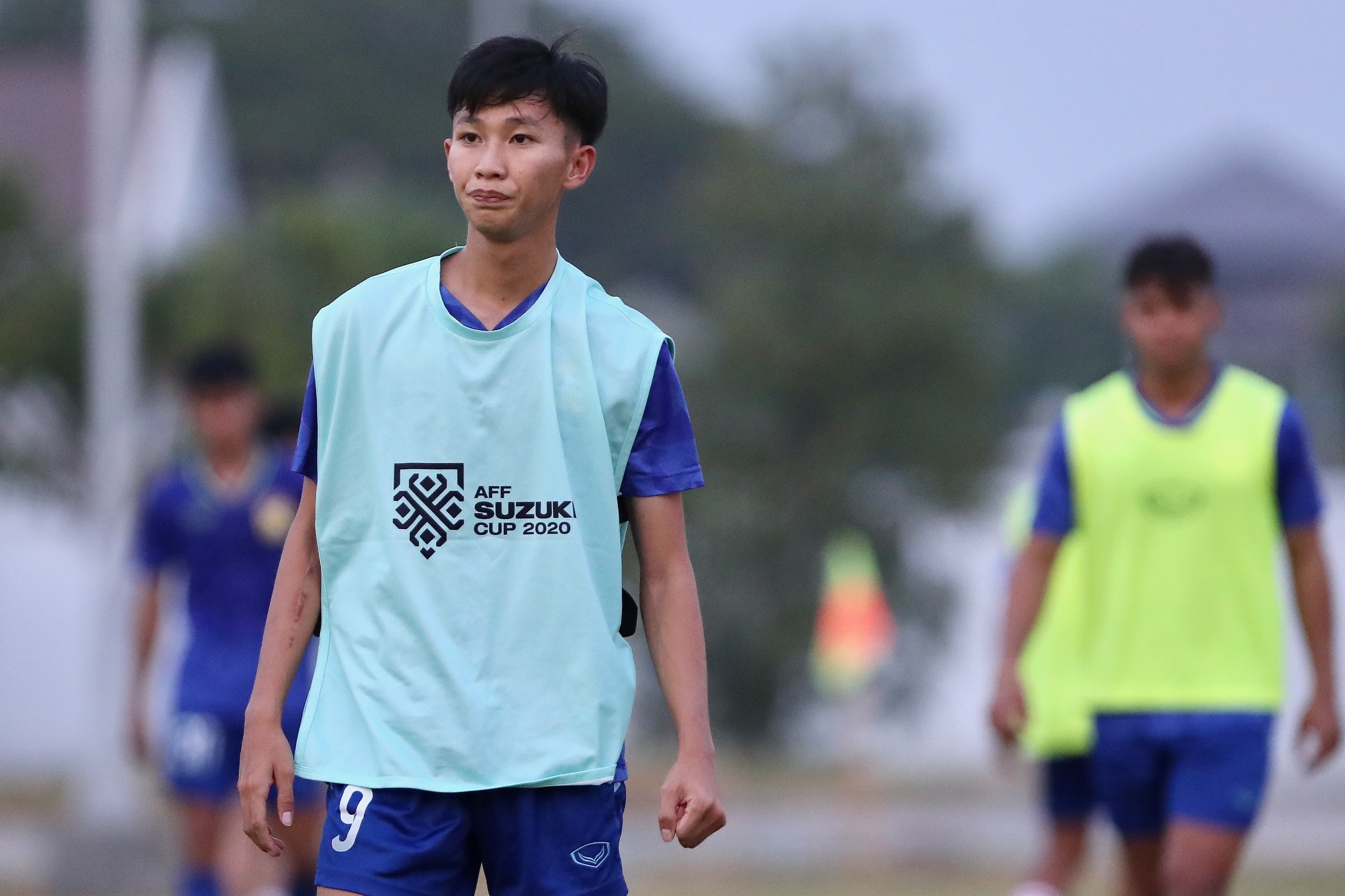 Trong khi đó, Damoth sinh năm 2004, có ông là người Quảng Bình nhưng sinh ra và lớn lên từ nhỏ ở Lào. Anh rất hâm mộ Quang Hải và Văn Toàn.