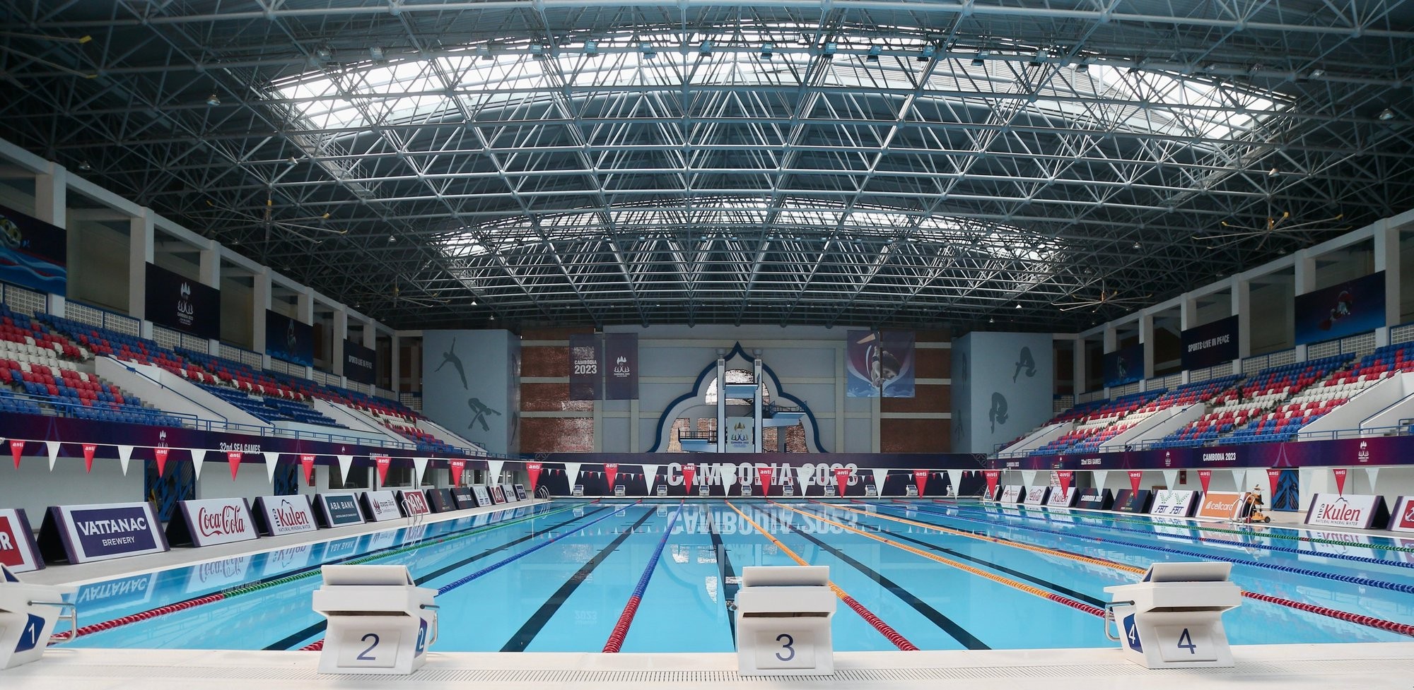 Bên trong nhà thi đấu môn bơi và nhiều môn thể thao dưới nước khác.