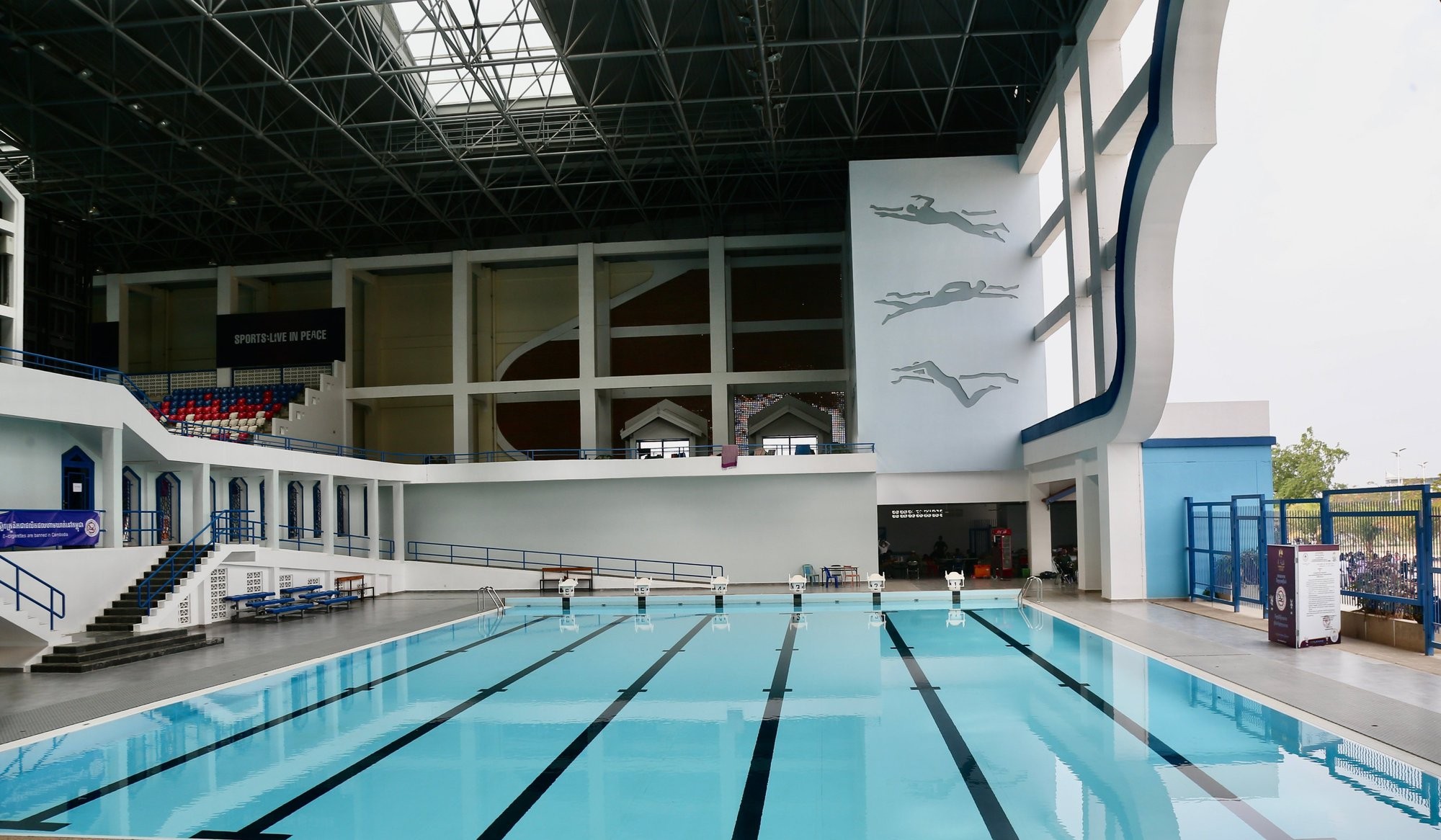 Nhà thi đấu dưới nước nằm ngay sát sân Morodok Techo, ngoài ra còn các nhà thi đấu khác phục vụ bóng bàn, cầu lông. Khu liên hợp sẽ tổ chức 30 trong tổng số 37 môn tại SEA Games 32.