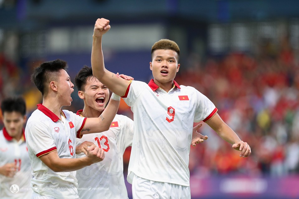 CĐV Thái Lan lo lắng khi 'gà son' của HLV Troussier liên tục lập công 2 CĐV Thái Lan lo lắng khi 'gà son' của HLV Troussier liên tục lập công 2