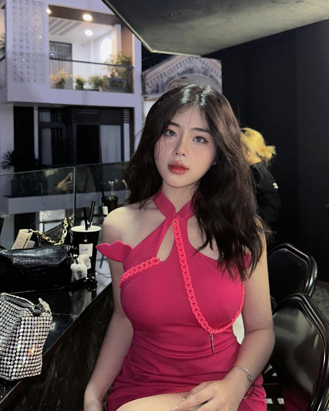 Hồng Nghi sở hữu nhan sắc ngọt ngào, ngoại hình xinh xắn, thân hình trắng trẻo cùng thân hình nuột nà.