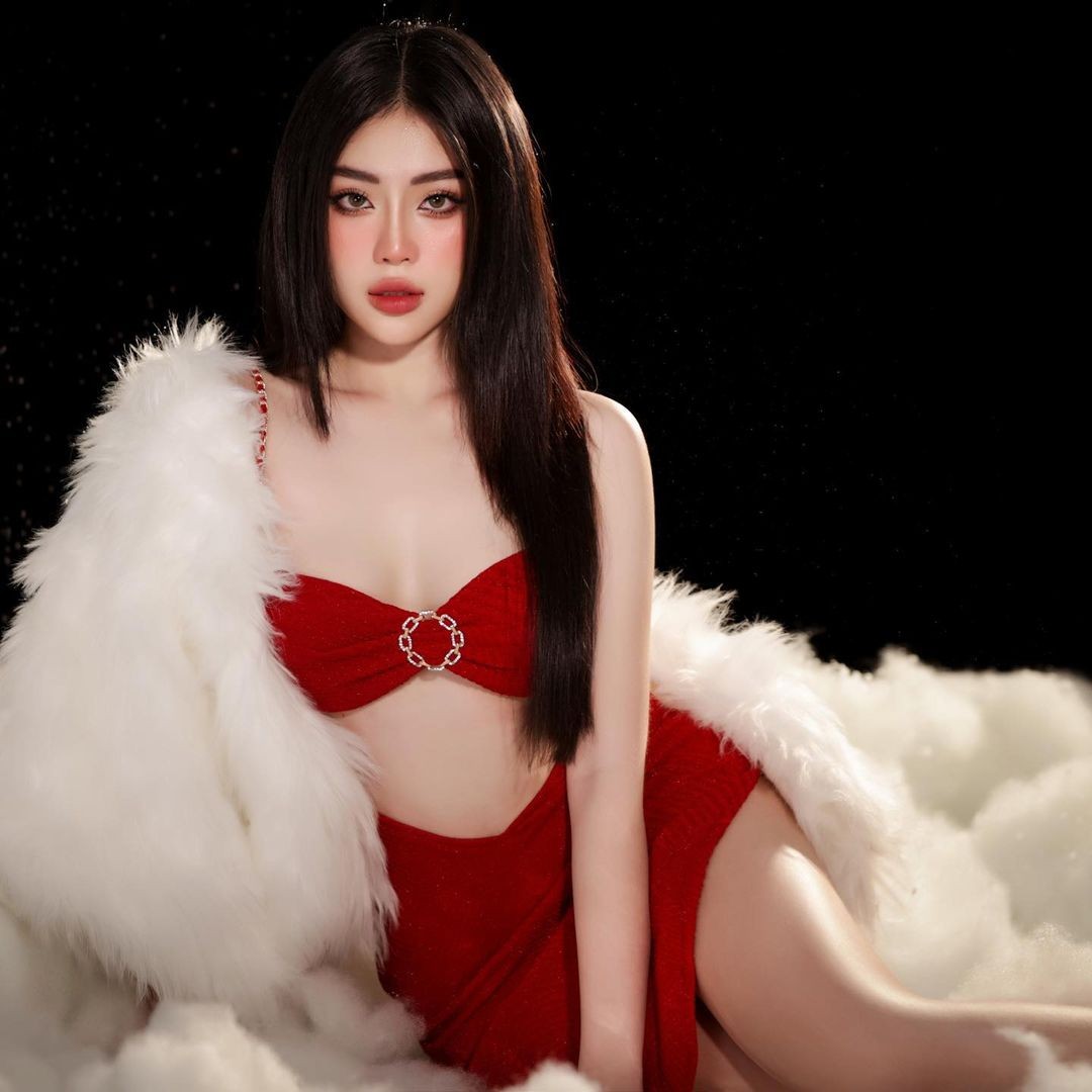 Hồng Nghi có niềm đam mê với bóng đá và thường xuyên theo dõi và cổ vũ bạn trai cùng đội tuyển.