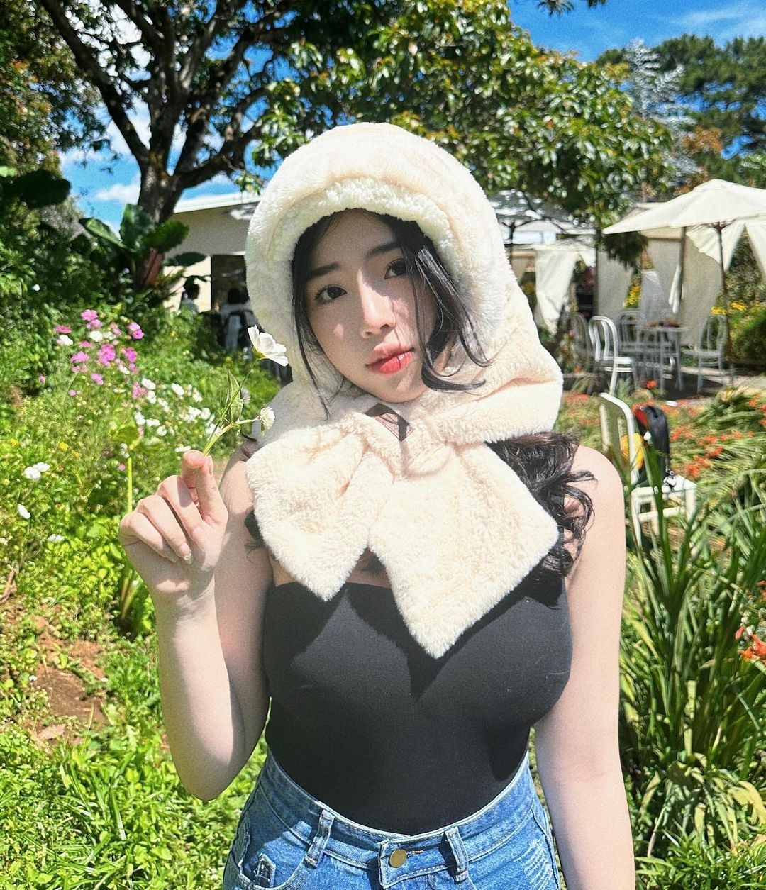 Tiền đạo Nguyễn Quốc Việt đón tuổi 20 vô cùng đặc biệt khi đang cùng U22 Việt Nam dự SEA Games 32. Ngoài ra, anh còn nhận được lời chúc cực ngọt ngào từ bạn gái Chu Hồng Nghi với nội dung: 'Happy Birthday My Darling' cùng biểu tượng trái tim màu đỏ.