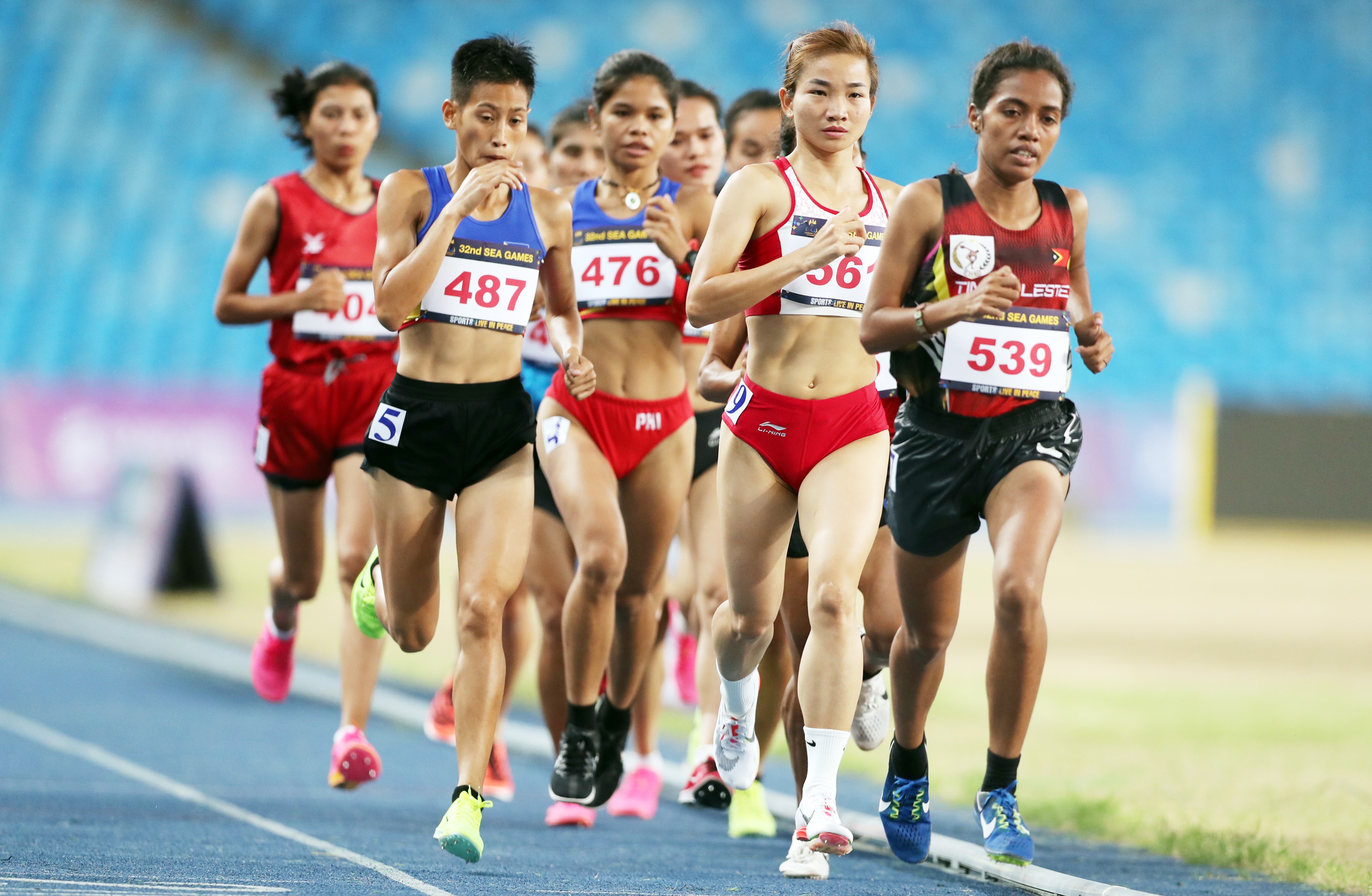 Chiều 8/5, nội dung chung kết 5.000m môn điền kinh SEA Games 32 diễn ra trên SVĐ Morodok Techo, hai vị cao nhất đều thuộc về Việt Nam: Nguyễn Thị Oanh với thời gian 17 phút 0,33 giây và Phạm Thị Hồng Lệ với 17 phút 6,72 giây.