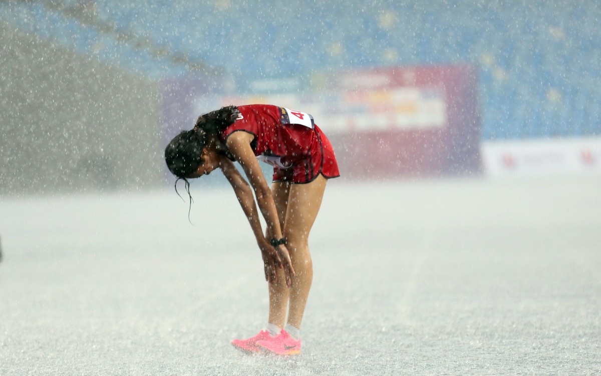 Dù chỉ đứng 11/11 VĐV, Samnang vẫn rất tự hào: 'Tôi năm nay 20 tuổi và lần đầu tiên tham dự SEA Games. Tôi rất hạnh phúc và tự hào khi quốc gia mình lần đầu được đăng cai và tổ chức đại hội. Tôi đã nỗ lực rất nhiều trong cuộc thi nhưng thực sự đã làm chưa tốt lắm. Dù vậy tôi không từ bỏ và đã về đích thành công. Xin cảm ơn mọi người đã cổ vũ cho tôi'.