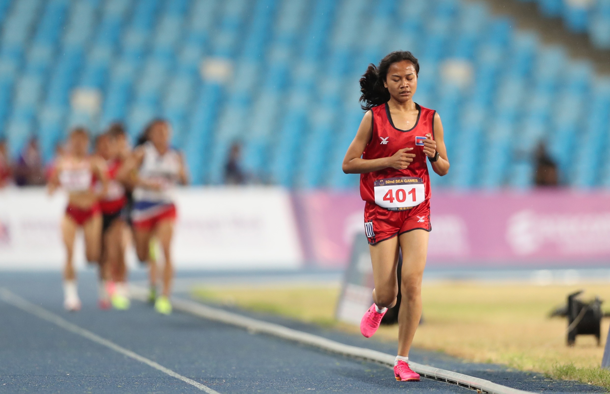 Chủ nhà Campuchia có sự góp mặt của hai VĐV Bou Samnang (số đeo 401) và VĐV Run Romdul (số đeo 404).