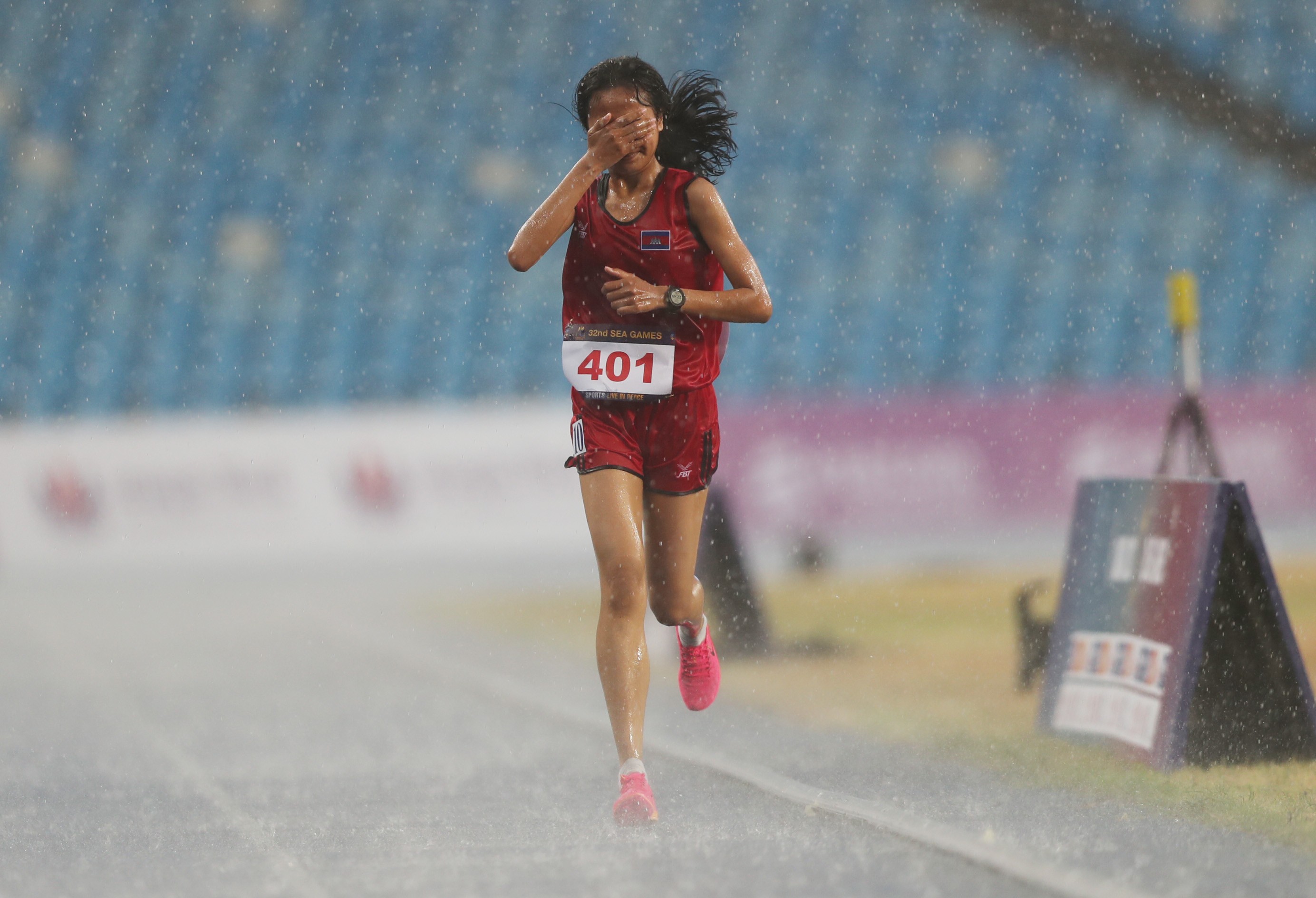 Đồng đội của Samnang là Romdul cũng thể hiện nỗ lực tương tự, và về đích trước gần một phút rưỡi.