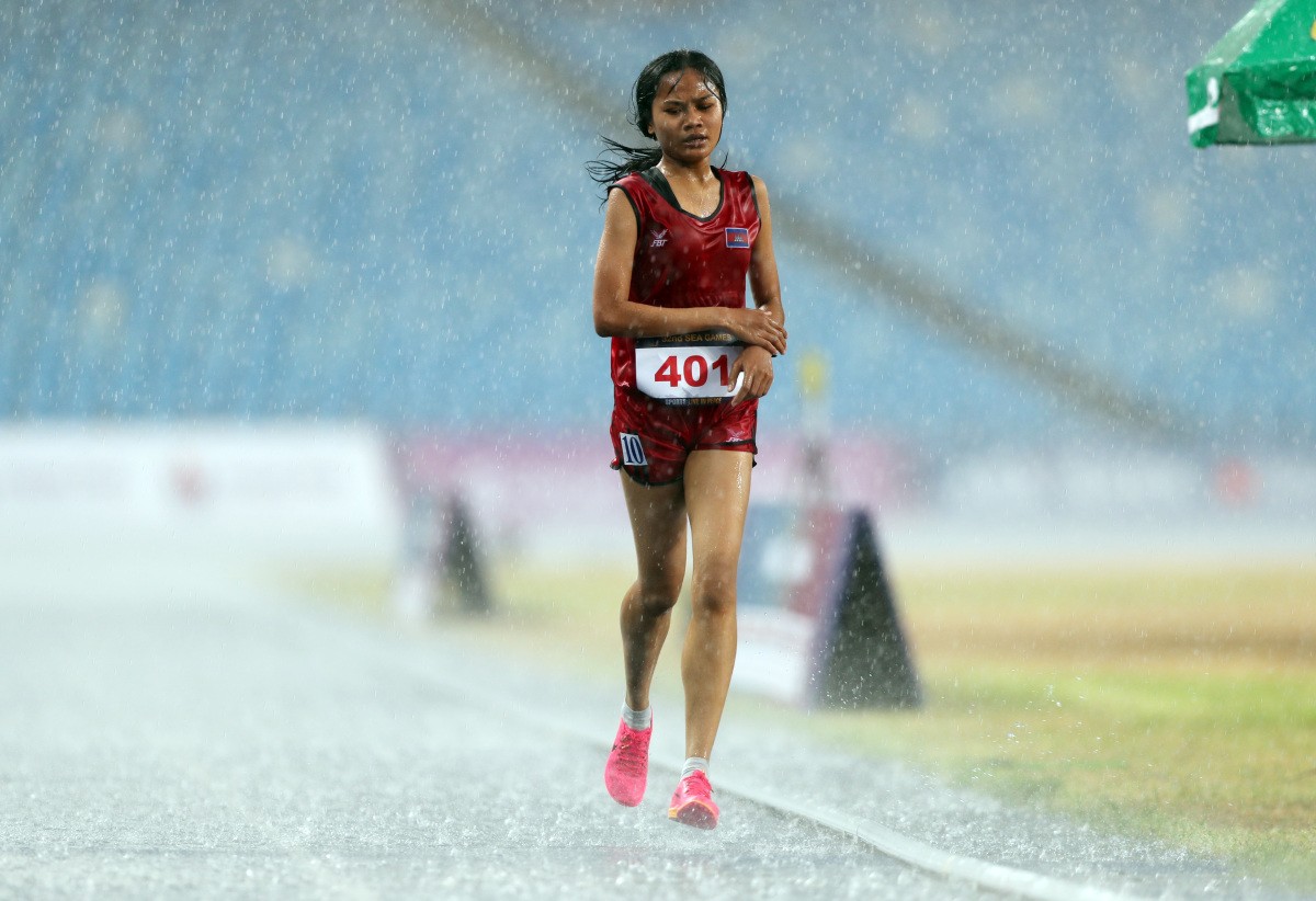 Cuối cùng, Samnang cán đích sau 22 phút 54 giây 22, kém Nguyễn Thị Oanh tới gần sáu phút.