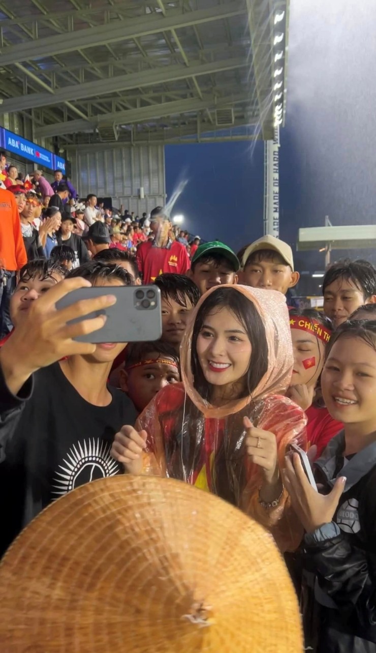 19h chiều 8/5, trận đấu giữa U22 Việt Nam và U22 Malaysia thu hút nhiều sự chú ý của người hâm mộ. Trên trang cá nhân nhiều cổ động viên đã chia sẻ hình ảnh của mình trên khán đài nhằm tiếp thêm tinh thần cho thầy trò HLV Troussier, trong đó đáng chú ý có sự xuất hiện của hotgirl Quỳnh Alee.