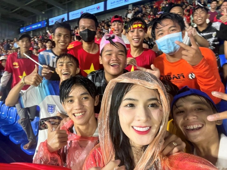 Quỳnh Alee rất yêu bóng đá, cô thường xuyên đến sân cổ vũ cho ĐT Việt Nam và U22 Việt Nam tại các giải đấu gần đây.