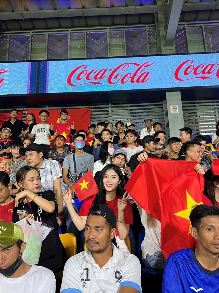 Cô nhanh chóng được các fan nhận ra và xin chụp ảnh, giao lưu.