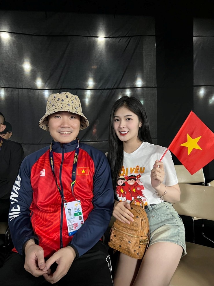 Cô chia sẻ: 'Được đi cổ vũ và gặp gỡ các anh chị cơ thủ bằng da bằng thịt thi đấu SEA Games 32 tại Campuchia. Chúc anh Tạ Văn Linh ngày mai thi tốt. Việt Nam vô địch'.