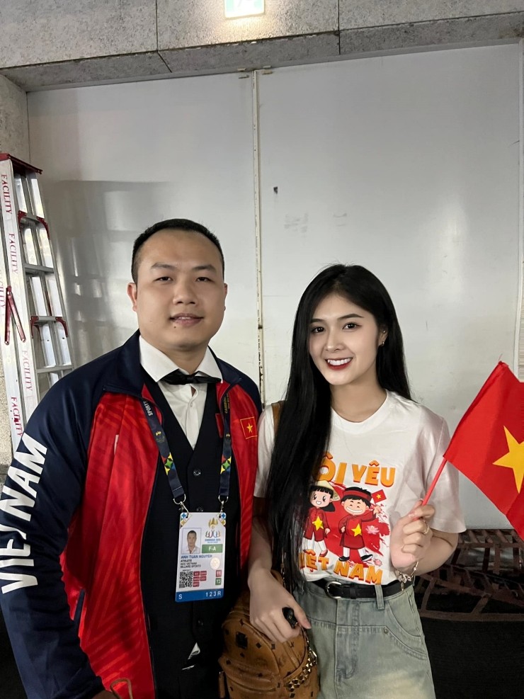 Ngoài cổ vũ bóng đá, Quỳnh Alee cũng tiếp thêm động lực cho các VĐV Billiard.