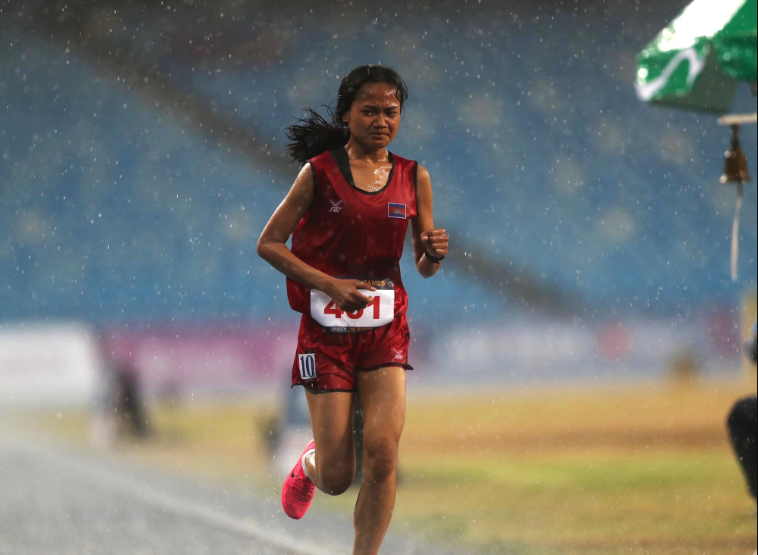 Khi 9 VĐV dẫn đầu hoàn thành bài thi, hai chân chạy của chủ nhà vẫn còn nhiều vòng thi đấu. Mặc dù dưới cơn mưa tầm tã, Samnang vẫn không bỏ cuộc.