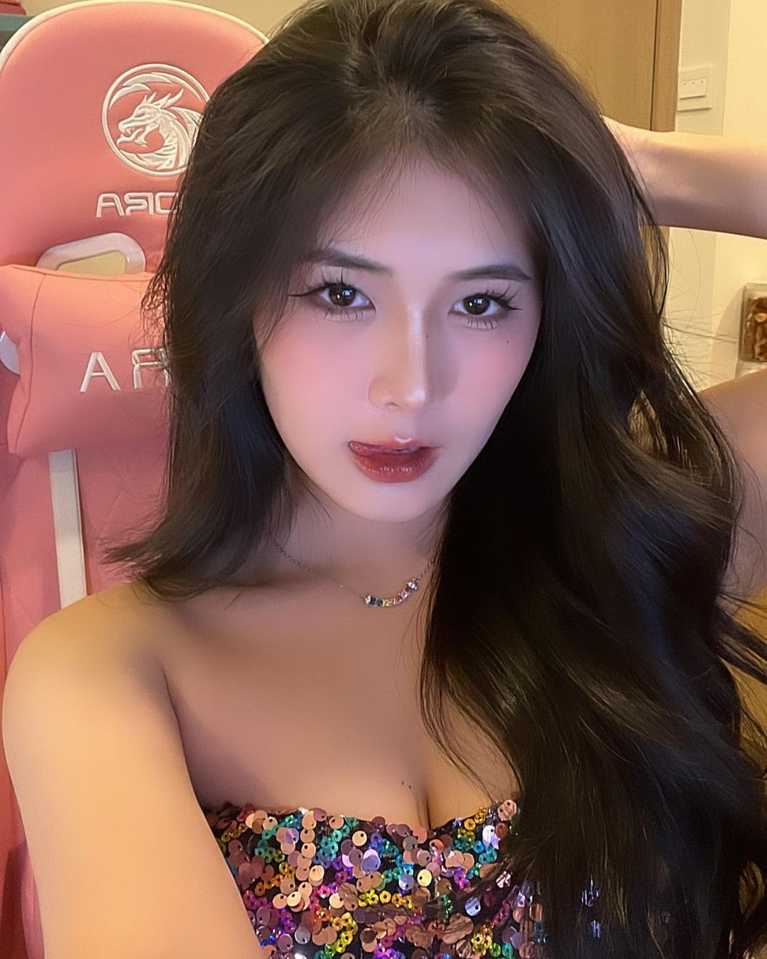 Quỳnh Alee tên thật là Bùi Thị Quỳnh, sinh năm 2001, quê Thanh Hóa. Cô sở hữu nhan sắc ngọt ngào, nổi tiếng nhờ bức ảnh diện áo dài gây sốt trên mạng xã hội.