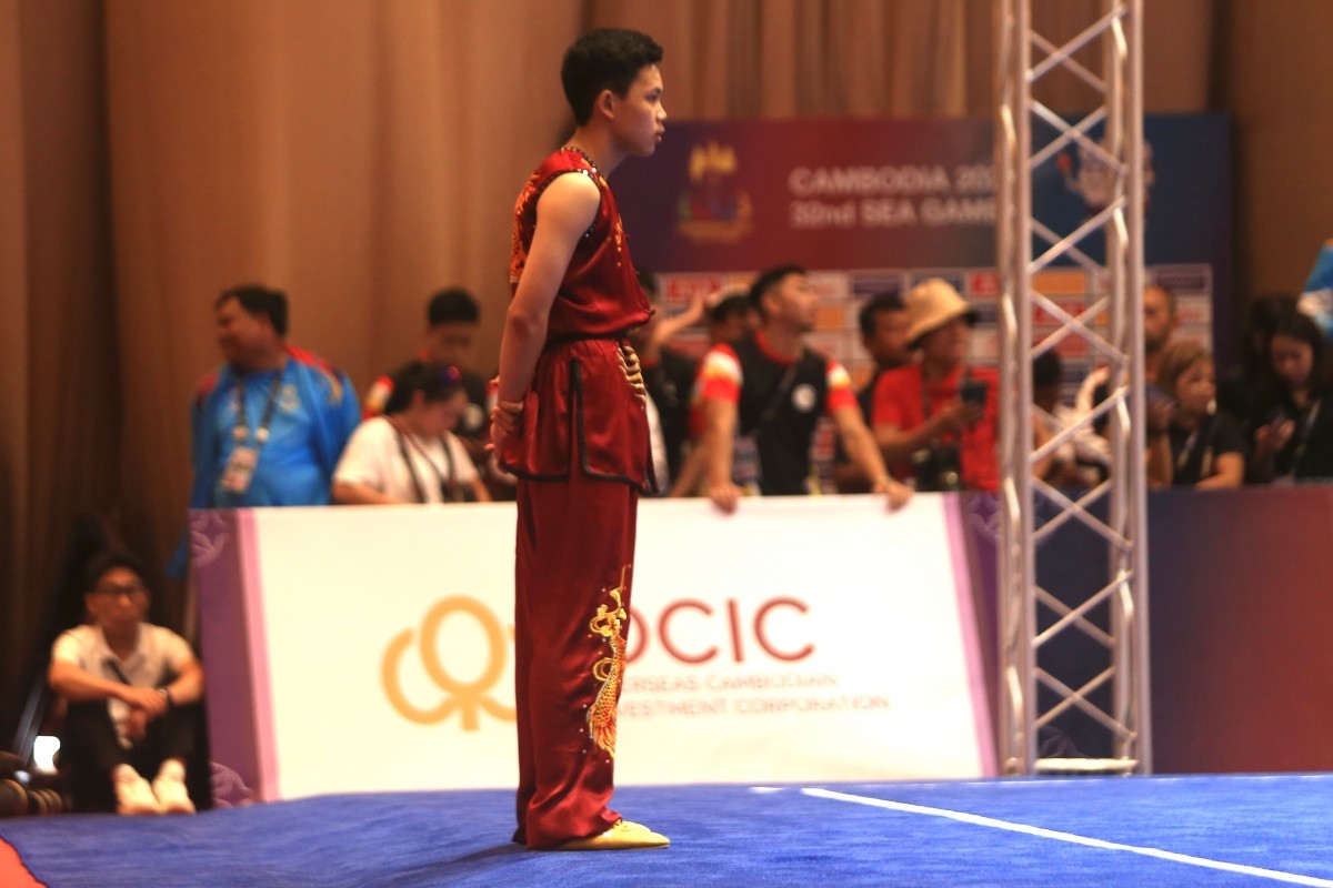 SEA Games 32: VĐV wushu Campuchia đứng chờ 20 phút mà vẫn không biết kết quả 1 SEA Games 32: VĐV wushu Campuchia đứng chờ 20 phút mà vẫn không biết kết quả 1