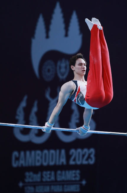 Ở nội dung xà kép, Phương Thành dù nỗ lực hết sức nhưng không thể vượt qua được Carlos Yulo, ngôi sao của Philippines.