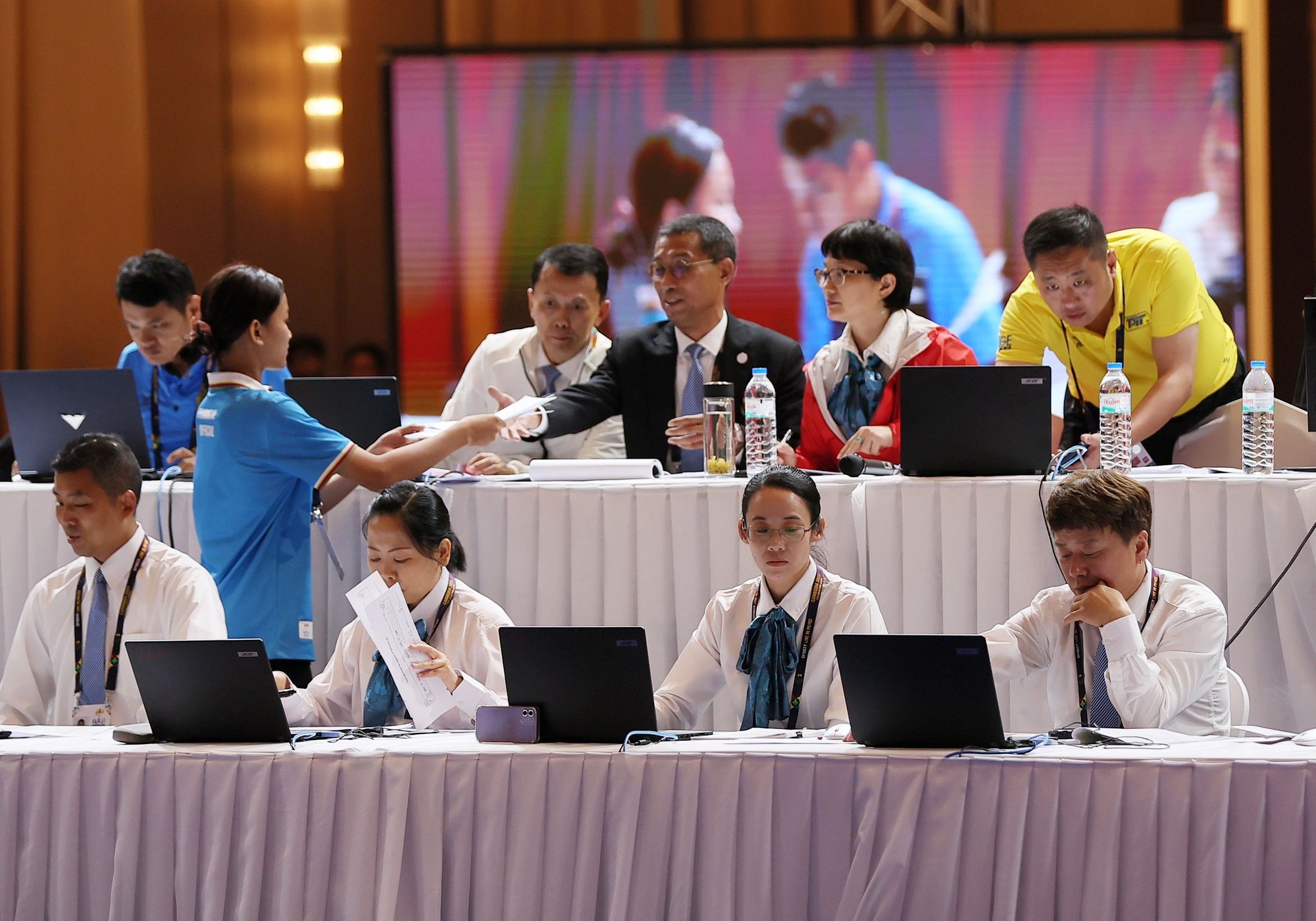 SEA Games 32: VĐV wushu Campuchia đứng chờ 20 phút mà vẫn không biết kết quả 2 SEA Games 32: VĐV wushu Campuchia đứng chờ 20 phút mà vẫn không biết kết quả 2