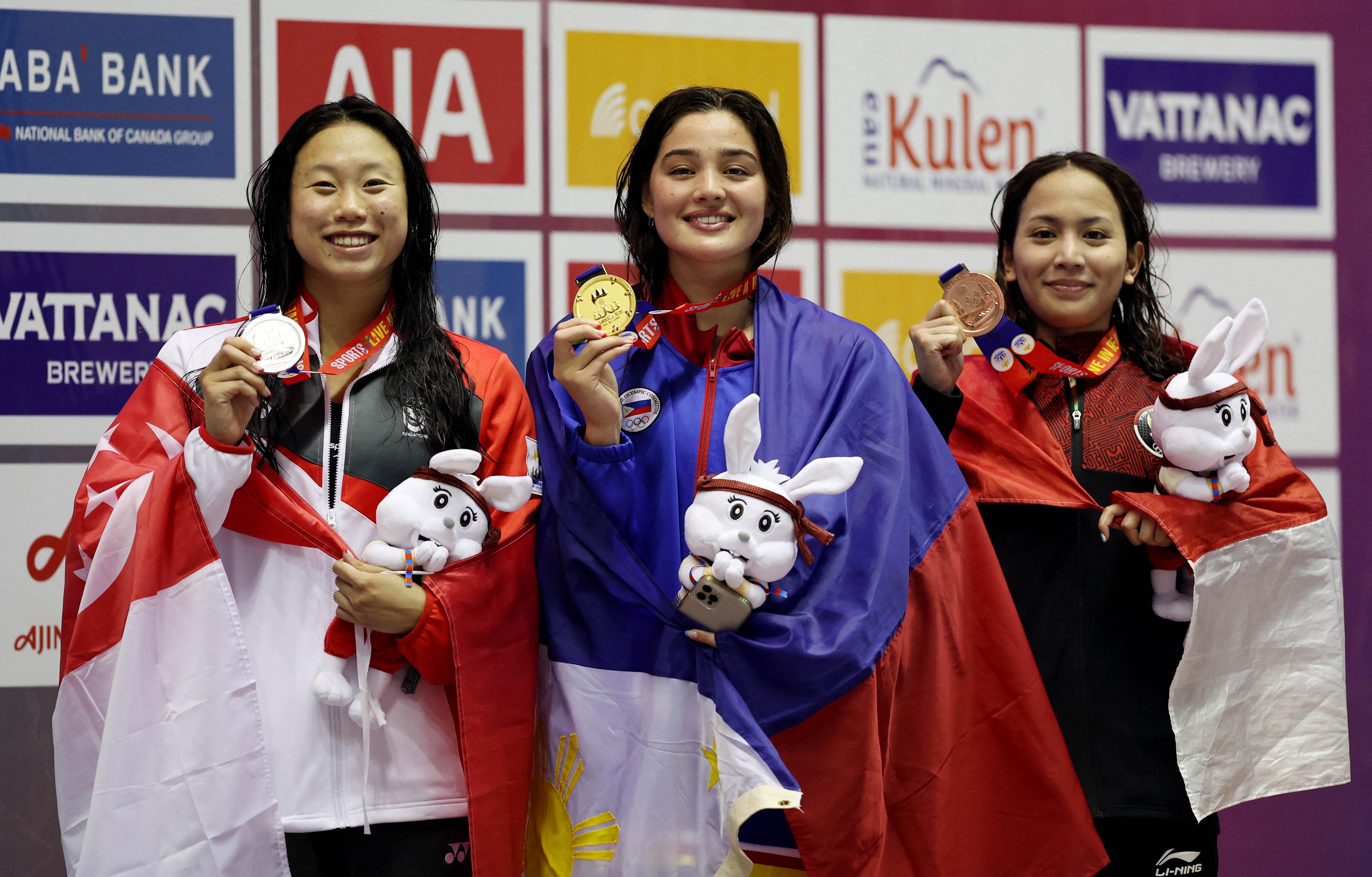 Teia Isabella Salvino gây sốt tại SEA Games 32 khi giành HCV nội dung 100m ngửa nữ với thành tích 1 phút 01 giây 64.