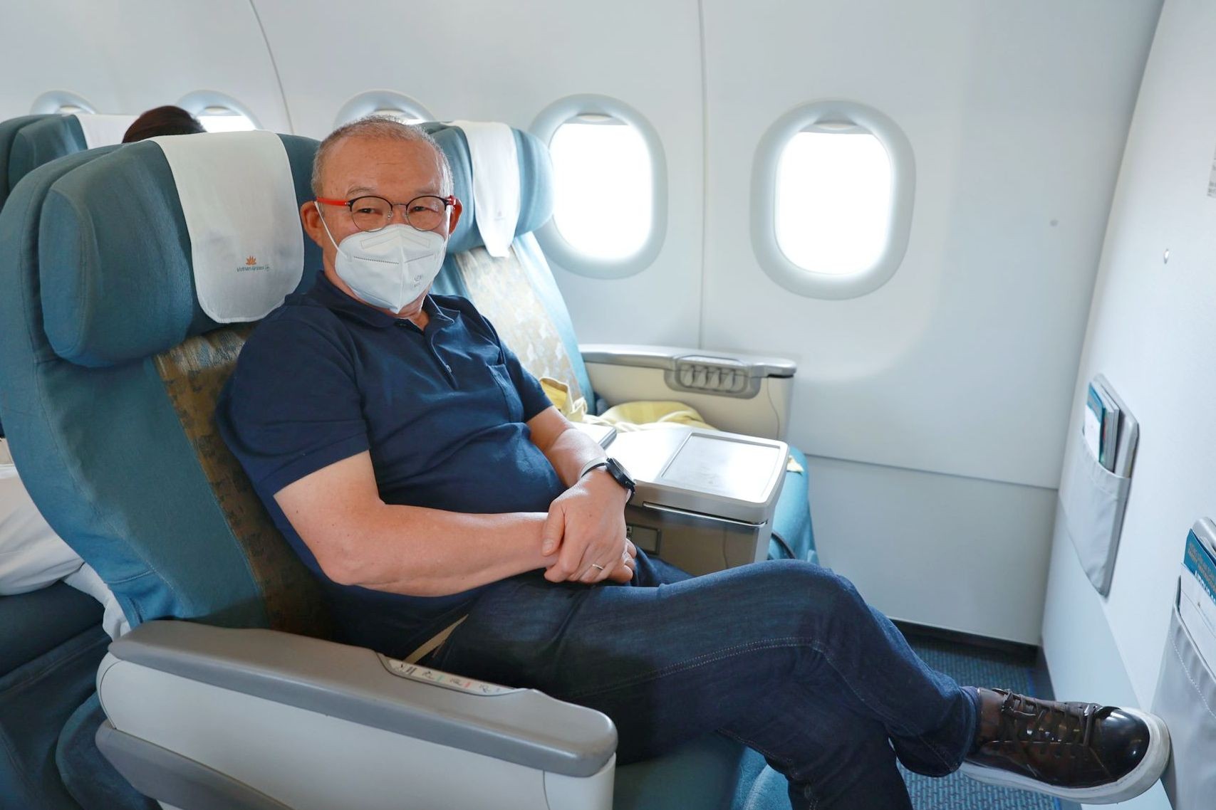 HLV Park Hang-seo sang Campuchia cổ vũ cho U22 Việt Nam. Ảnh: Anh Đức