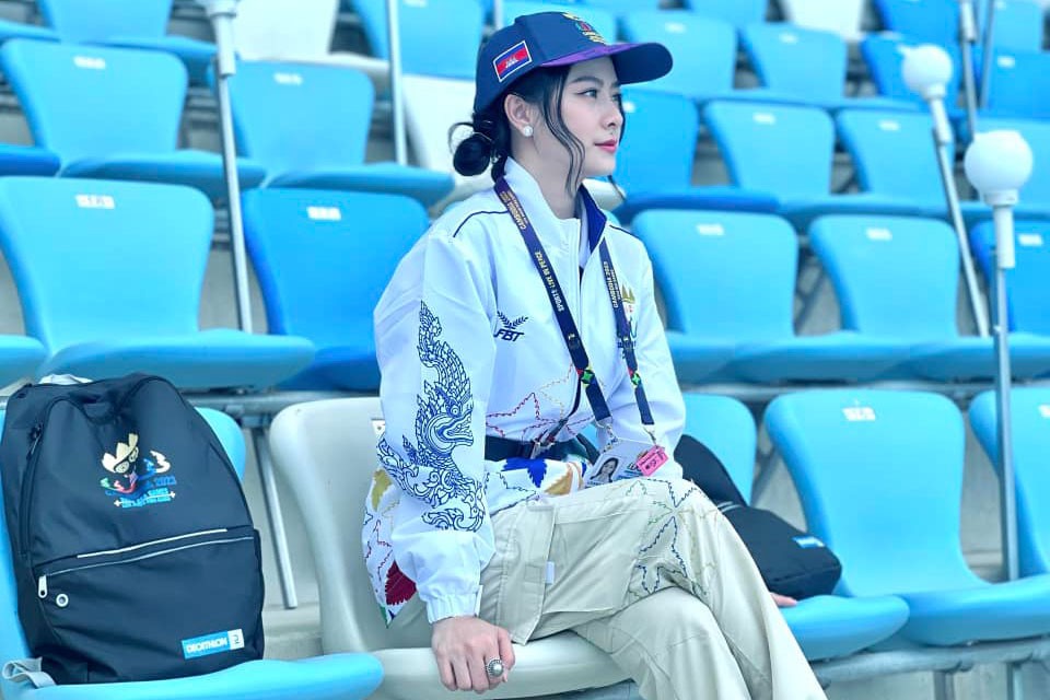 Leang Theara sinh năm 1999 là một hot girl nổi tiếng tại Campuchia, cô có hơn 100.000 lượt theo dõi trên trang facebook cá nhân.