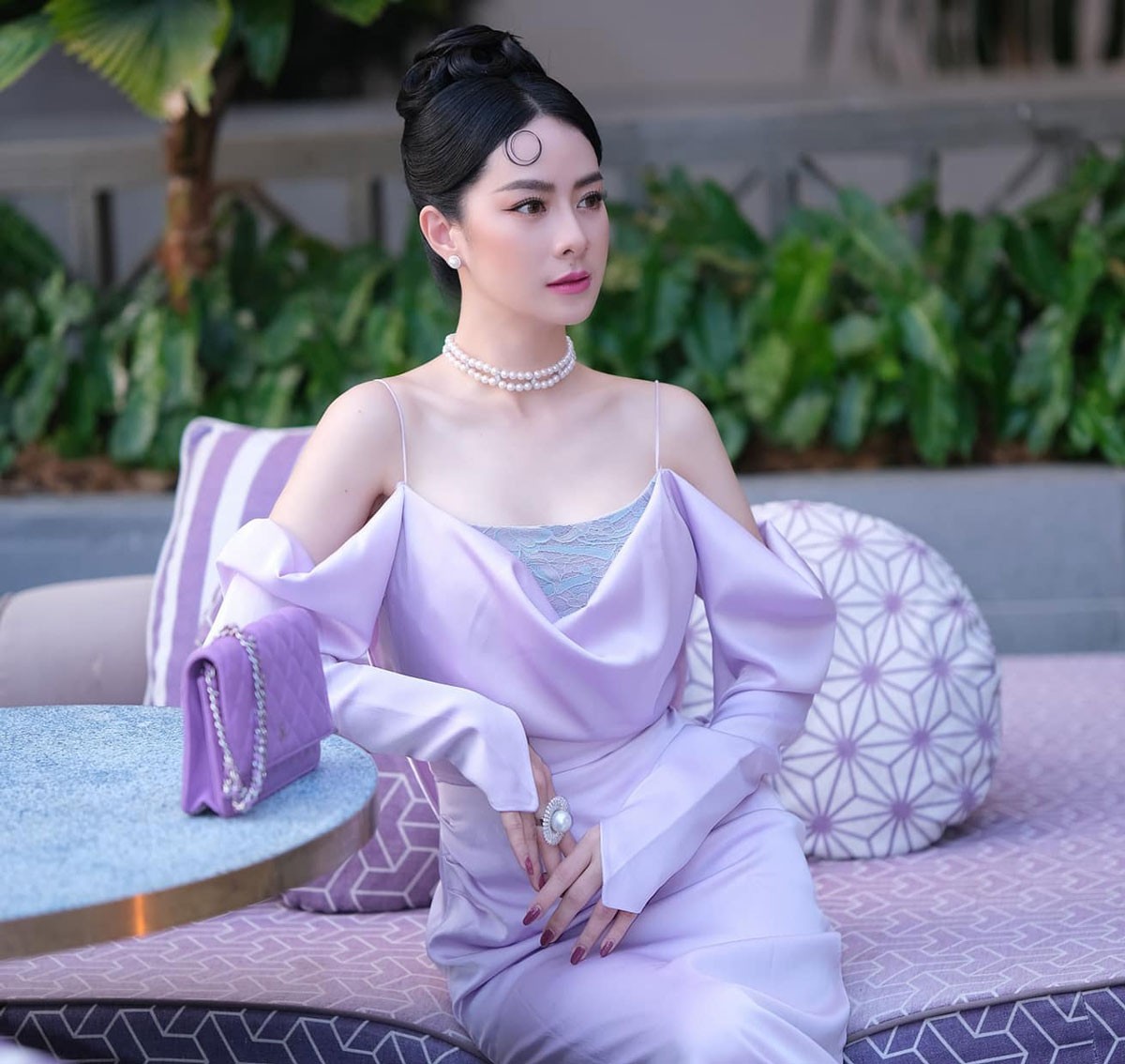 Theara tiết lộ 4 quy tắc để giữ gìn vẻ đẹp là yêu bản thân, uống nhiều nước, tập thể dục đều đặn và ngủ đủ giấc.