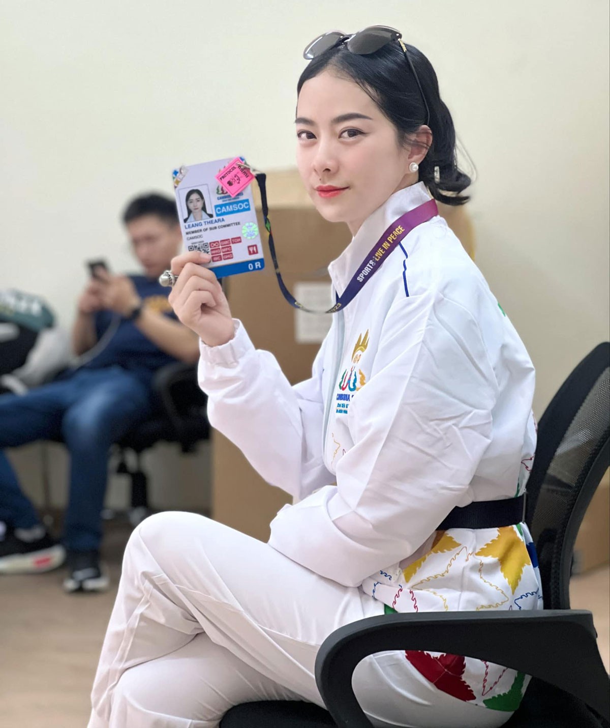 Leang Theara thu hút sự chú ý tại SEA Games 32 khi cô xuất hiện trong vai trò một tình nguyện viên.