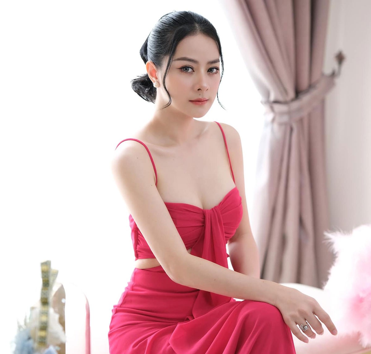 Dù mới 24 tuổi, Theara đã là doanh nhân có 'số má', cô sở hữu hàng loạt cửa hàng thời trang, đồ trang sức, spa và mỹ phẩm lớn.