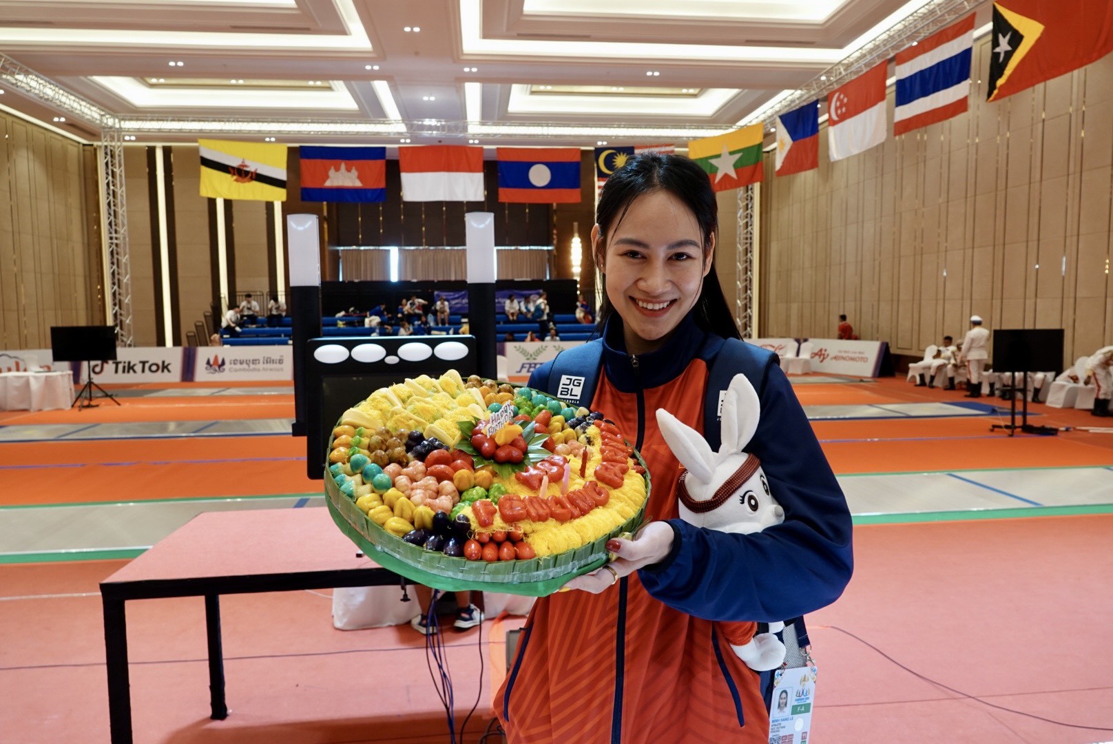 Mỹ nhân đấu kiếm 'vạn người mê' Lê Minh Hằng bất ngờ được chủ nhà Campuchia dành tặng món quà ý nghĩa 1 Mỹ nhân đấu kiếm 'vạn người mê' Lê Minh Hằng bất ngờ được chủ nhà Campuchia dành tặng món quà ý nghĩa 1