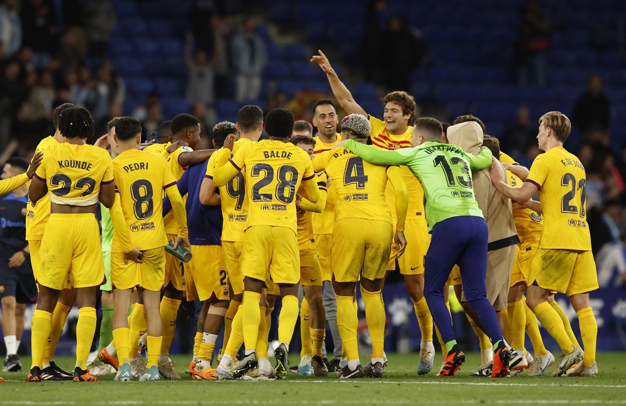 Sau chiến thắng 4-2 trước Espanyol ở trận derby Catalan, các cầu thủ Barca xếp thành vòng tròn và nhảy múa ăn mừng chức vô địch La Liga sớm 4 vòng đấu, ngay giữa thánh địa RCDE Stadium.