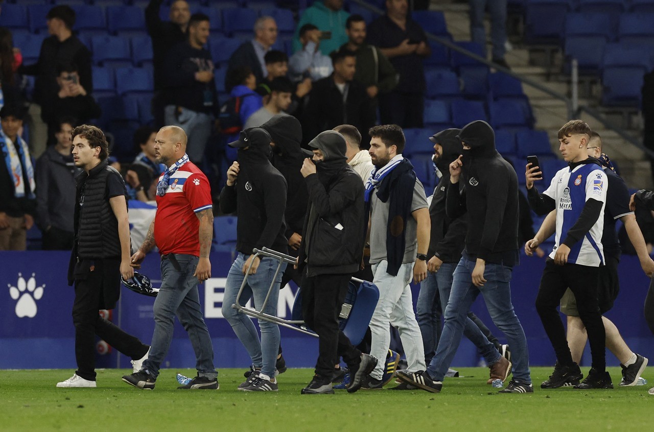 Tờ Marca (Tây Ban Nha) đã gọi đây là hành động đáng xấu hổ của cổ động viên Espanyol.