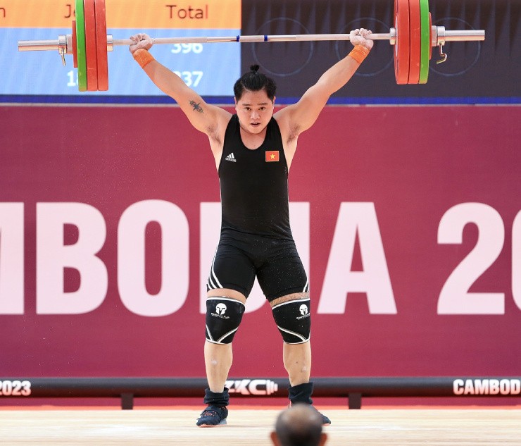 Sang phần cử đẩy, Quốc Toàn nâng thành công mức 185 kg, san bằng kỷ lục tổng cử SEA Games với 340 kg.