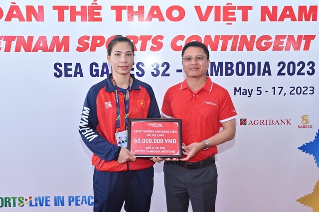 Hà Thị Linh được trao thưởng. Ảnh: Thanh Niên Hà Thị Linh được trao thưởng. Ảnh: Thanh Niên
