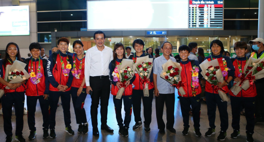 Ngoài phóng viên và người hâm mộ, một số lãnh đạo của ngành thể thao TP.HCM cũng đến chào hỏi, tặng hoa cho các cầu thủ nữ Việt Nam.
