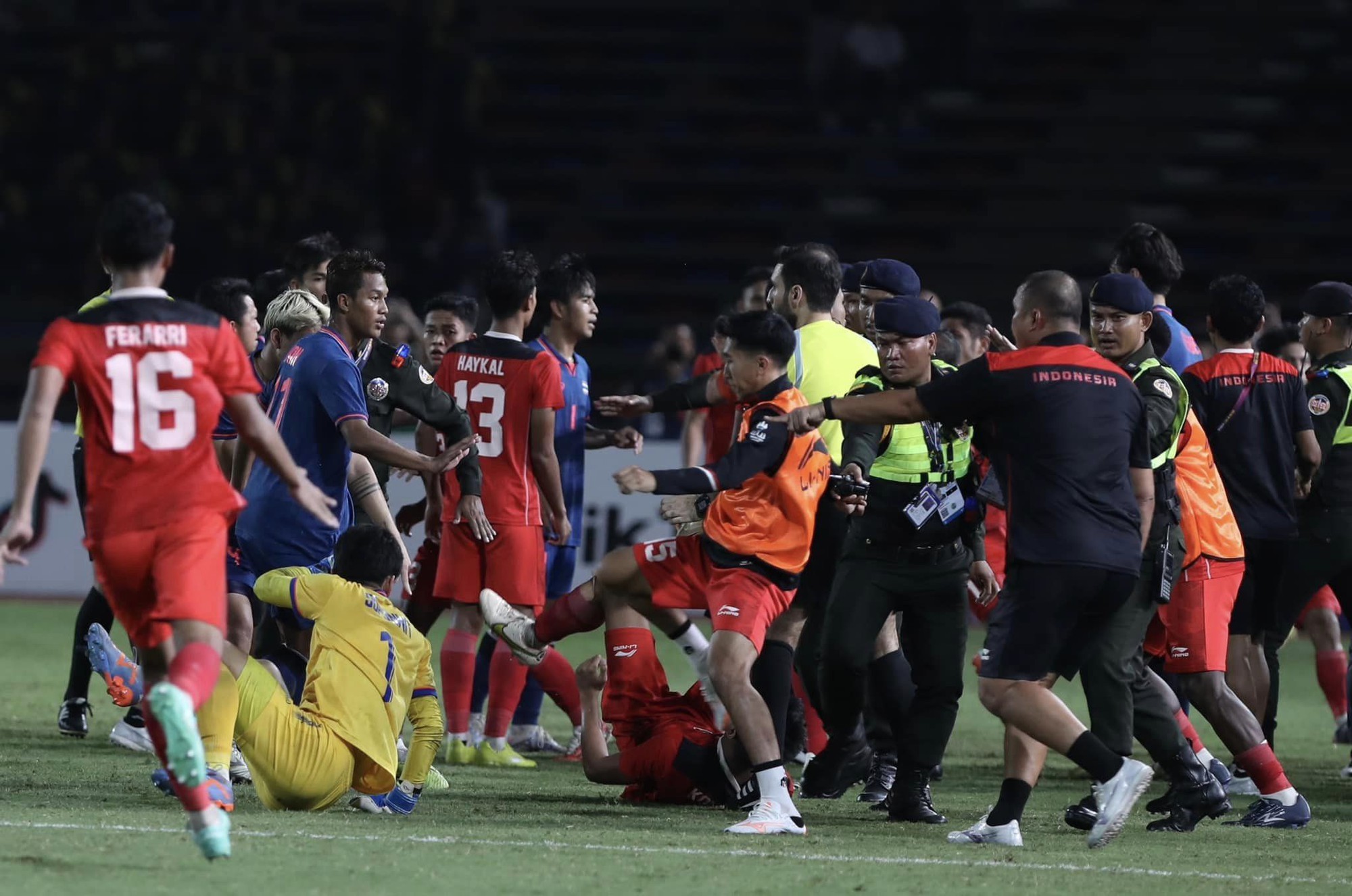 Báo thể thao hàng đầu thế giới 'sốc' trước màn ẩu đả giữa U22 Thái Lan và U22 Indonesia 1 Báo thể thao hàng đầu thế giới 'sốc' trước màn ẩu đả giữa U22 Thái Lan và U22 Indonesia 1